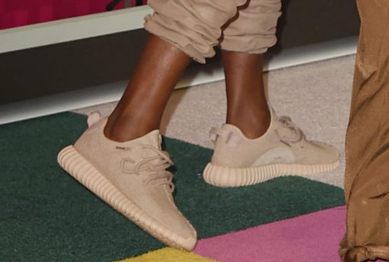 早くも新色着用！Kanye West Debuted  adidas Yeezy 350 Boost at the MTV VMAs