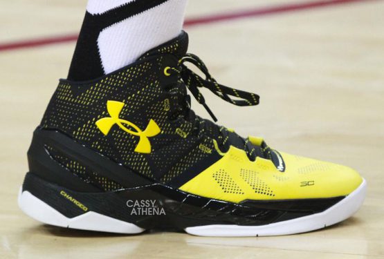 Under Armour（アンダーアーマー） Curry ２ In Black & Yellow  wearing Chris Brown