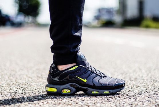 海外展開中★フットロッカー別注★NIKE AIR MAX PLUS TUNED 1 【ナイキ エアマックス プラス　】