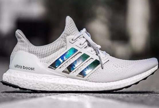 ADIDAS ULTRA BOOST　”IRIDESCENT STRIPES”　【アディダス ウルトラブースト イリディセント】