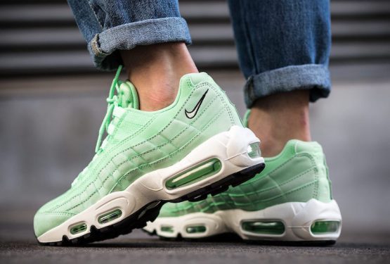 海外展開中★レディ―ス★ Nike WMNS Air Max 95 Fresh Mint/Fresh Mint-Black 307960-301 【ナイキ ウィメンズ エアマックス 95】